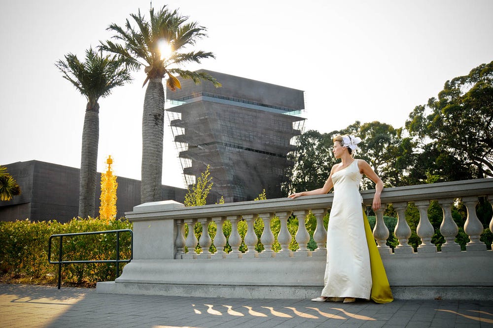 bride in front of the de Young museum