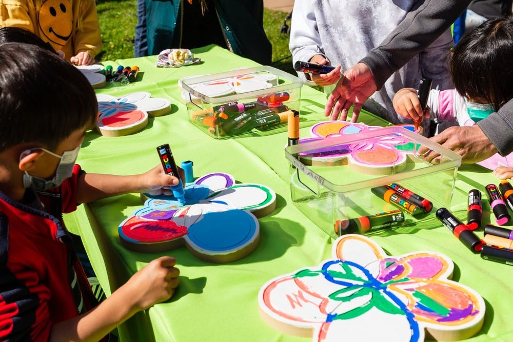 Children making art at a table during de Youngsters Day Out